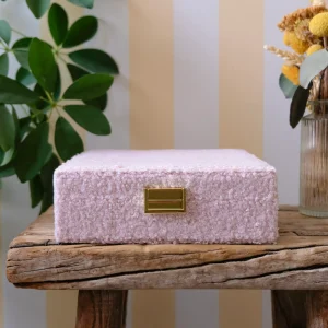 Boîte à bijoux Anne en moumoute rose.