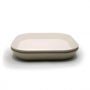 Set de deux assiettes carrées Mushie « ivoire ».
