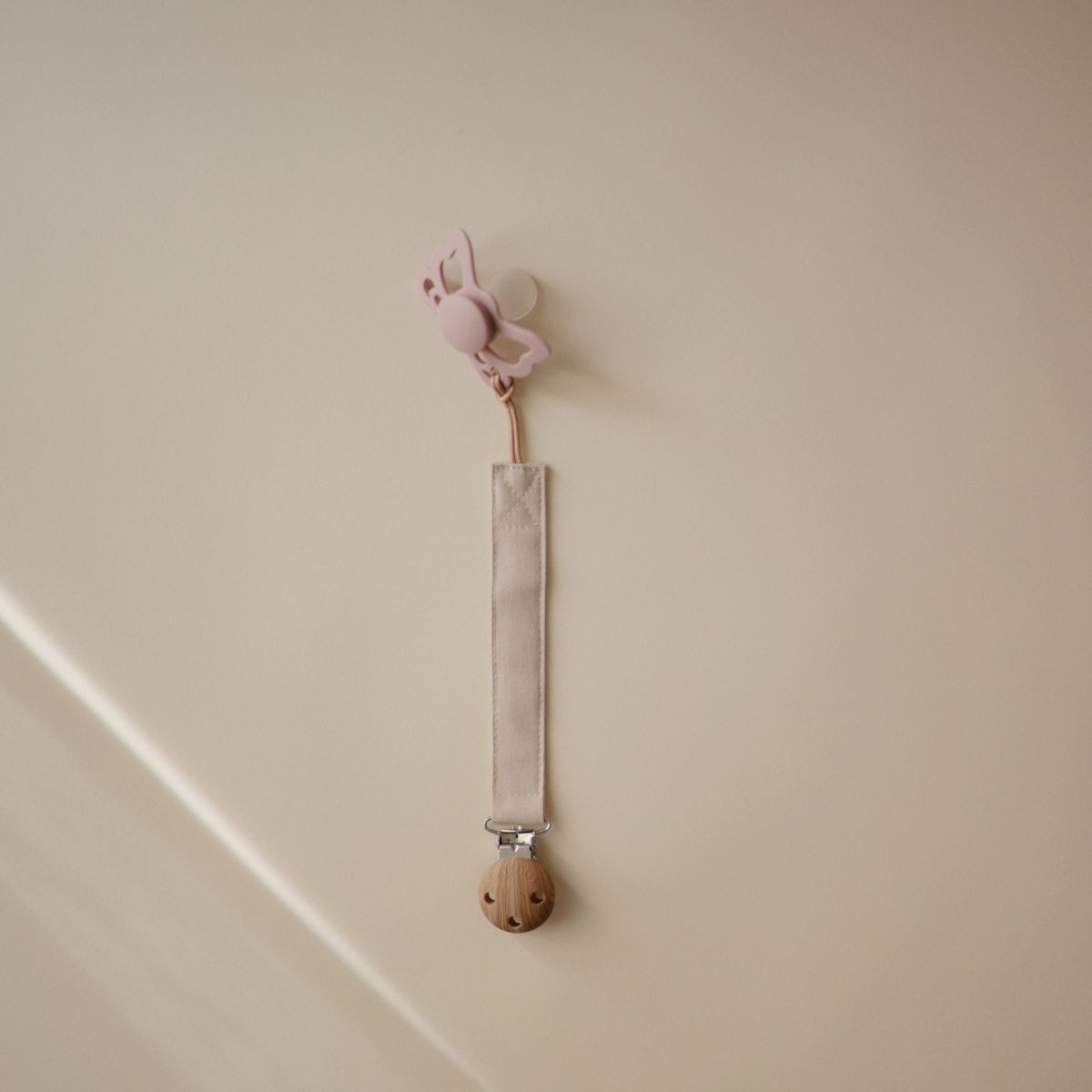 Attache tétine Lin Olive / Shifting Sand. (duo). – Image 3