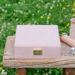 Boîte à bijoux Anne en lin rose.