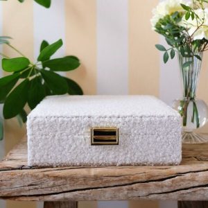 Boîte à bijoux Anne en moumoute blanc.