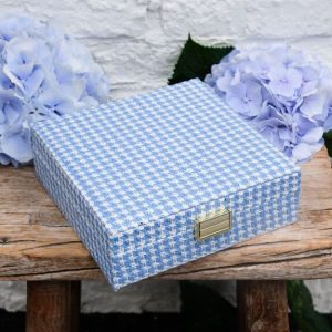 Boîte à bijoux Anne en pied-de-poule bleu.